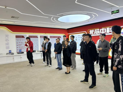 格拉斯哥學(xué)院“愛國·奮進(jìn)·感恩”勵志主題月系列活動之 “發(fā)奮‘芯’青年,探索‘芯’奧秘”企業(yè)參訪活動